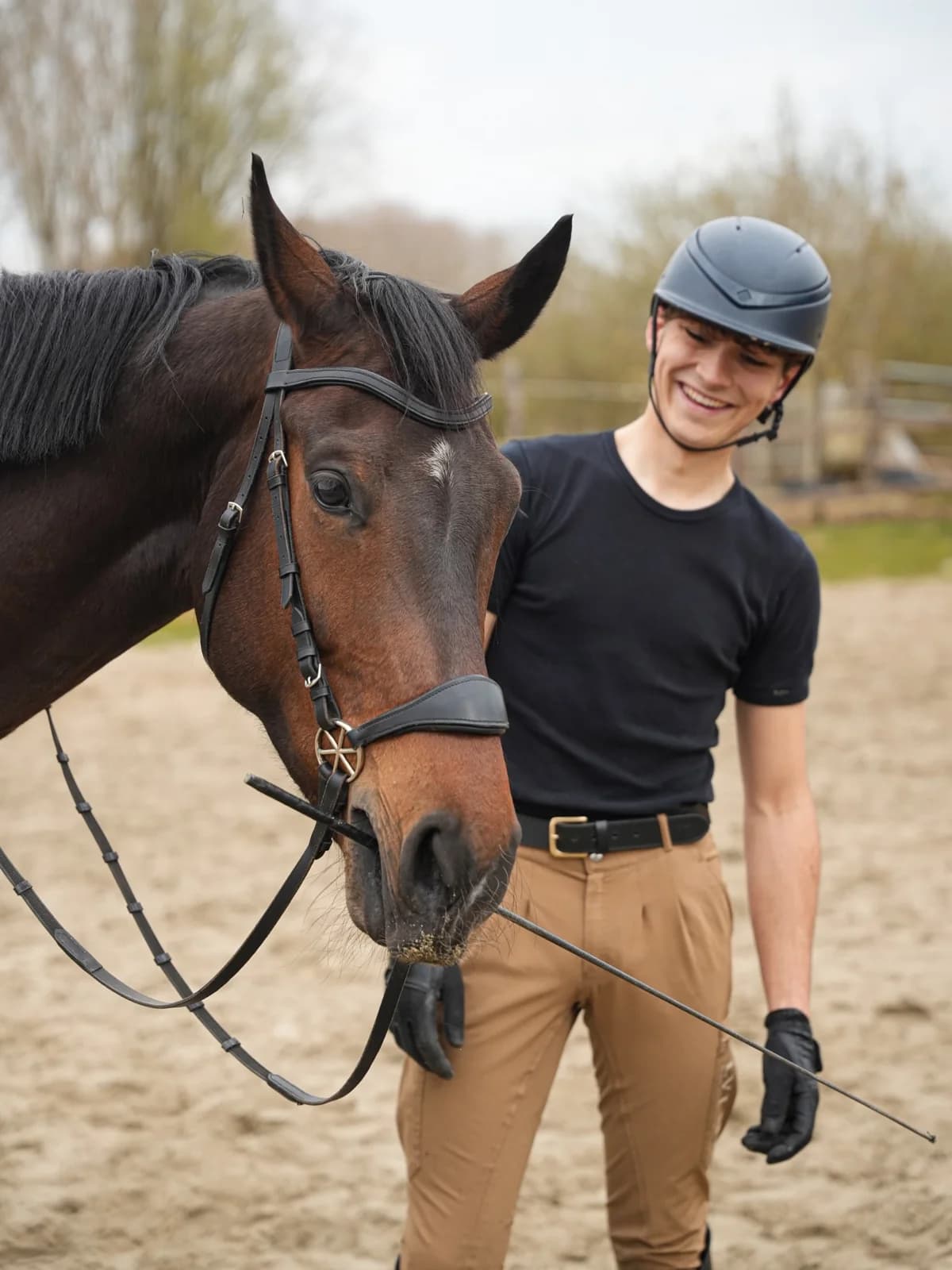 Robin maakt ontspannen contact met een jong paard
