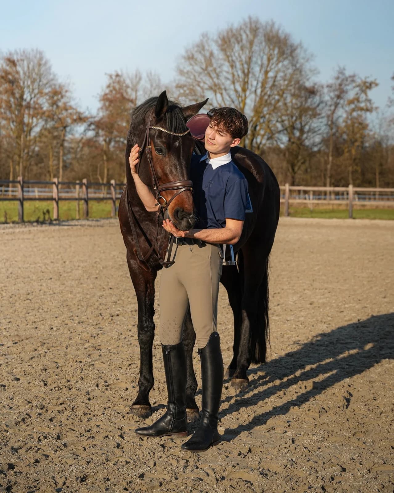 Robin kijkt naar zijn paard tijdens het grondwerk
