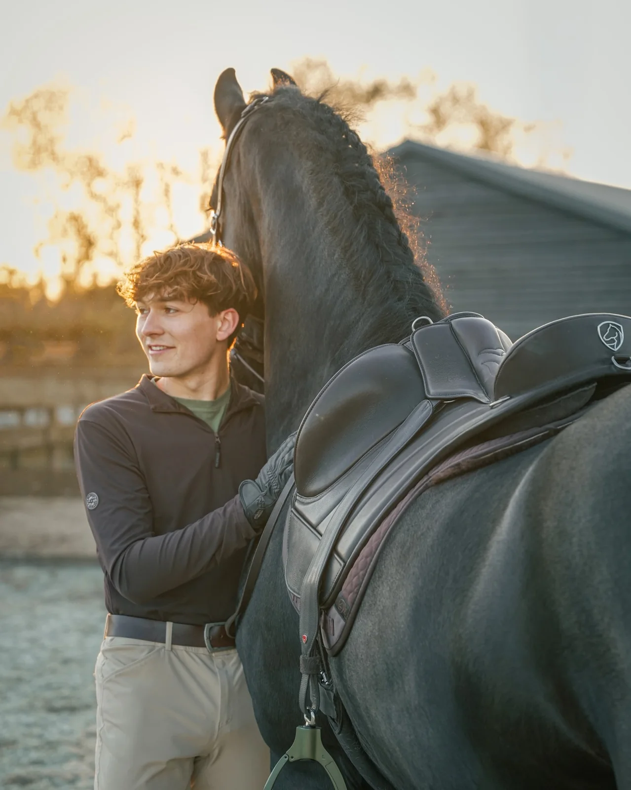 Robin met zijn paard in de buitenbak